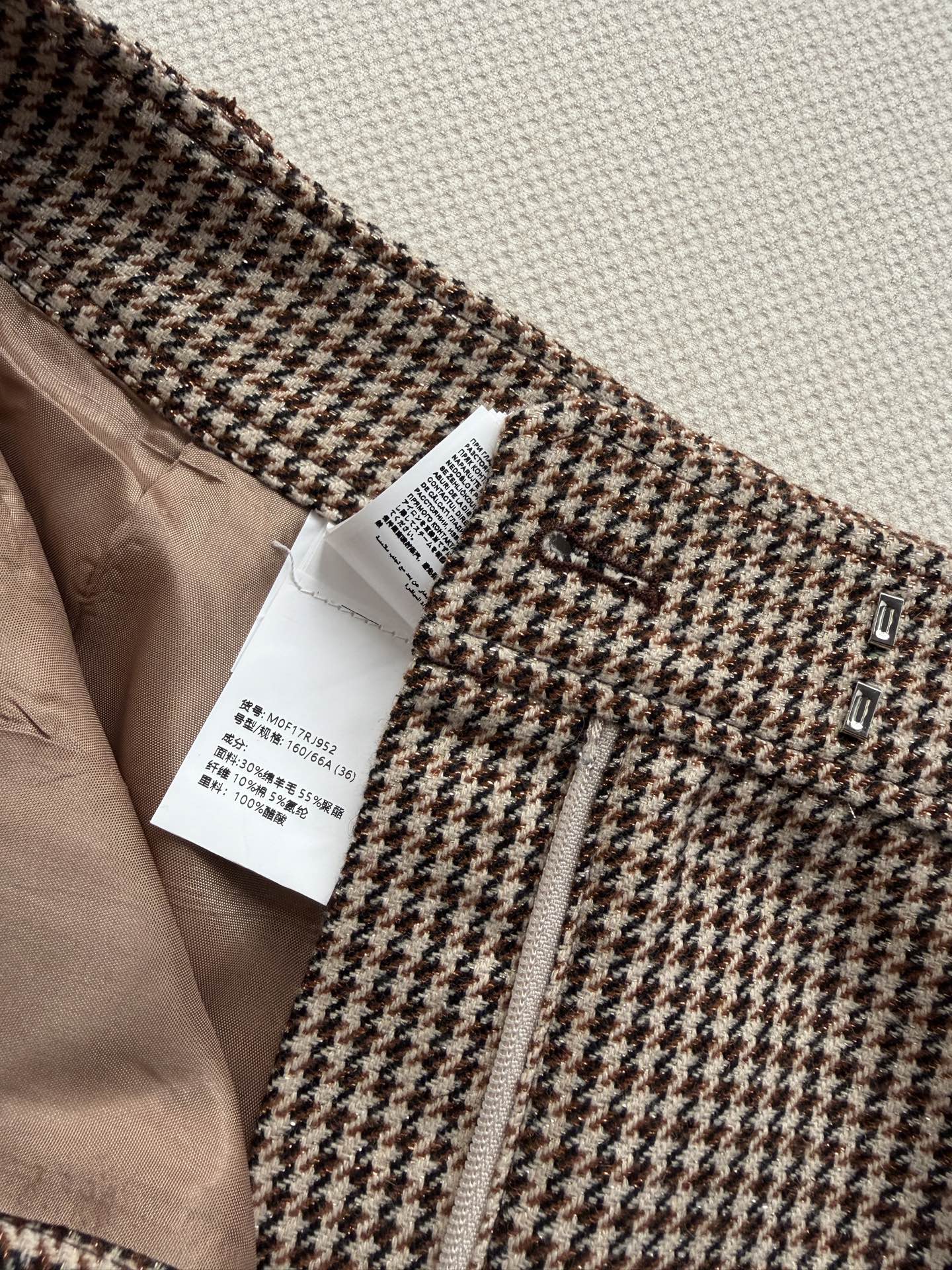 Brunello Cucinelli 🆕系列的珍贵材料重新诠释了这款初剪羊毛闪烁千鸟格半裙，经典鱼尾的熠熠生辉衬托下，营