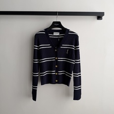𝑌𝑣𝑒𝑠 𝑆𝑎𝑖𝑛𝑡 𝐿𝑎𝑢𝑟𝑒𝑛*早秋新品羊毛混纺开衫 藏蓝色羊毛混纺面料 撞色条纹图案 饰品牌标识刺绣 V领领口 纽 𝑌𝑣𝑒𝑠 𝑆𝑎𝑖𝑛𝑡 𝐿𝑎𝑢𝑟𝑒𝑛*早秋新品羊毛混纺开衫 藏蓝色羊毛混纺面料 撞色条纹图案 饰品牌标识刺绣 V领领口 纽