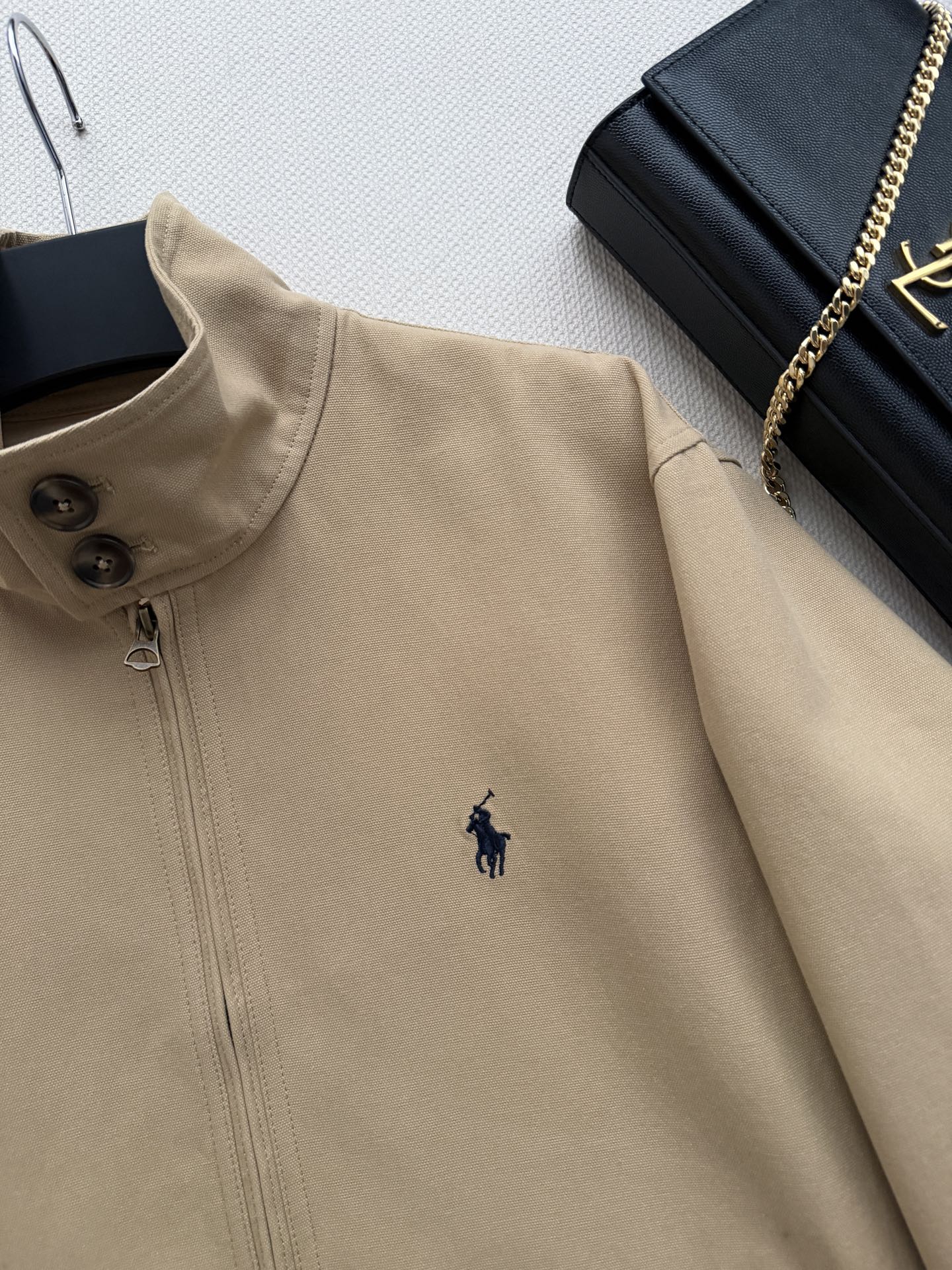 Ralph Lauren 的立领拉链短款夹克​​，属于 RL 经典的 Harrington 夹克版型。 棉质面料，质地挺