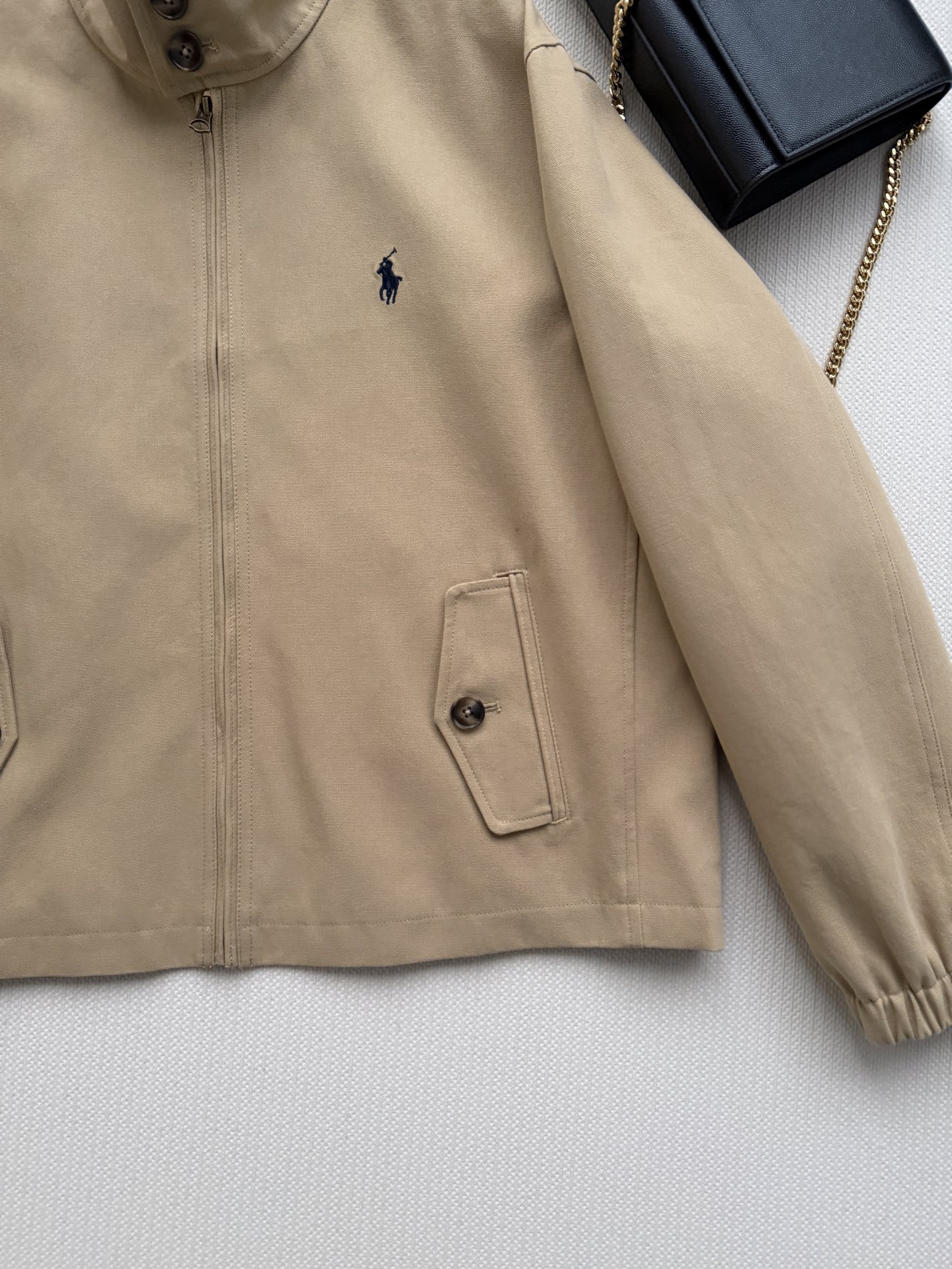 Ralph Lauren 的立领拉链短款夹克​​，属于 RL 经典的 Harrington 夹克版型。 棉质面料，质地挺