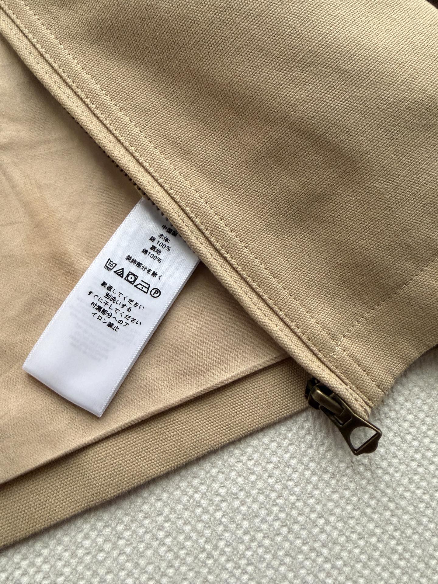 Ralph Lauren 的立领拉链短款夹克​​，属于 RL 经典的 Harrington 夹克版型。 棉质面料，质地挺