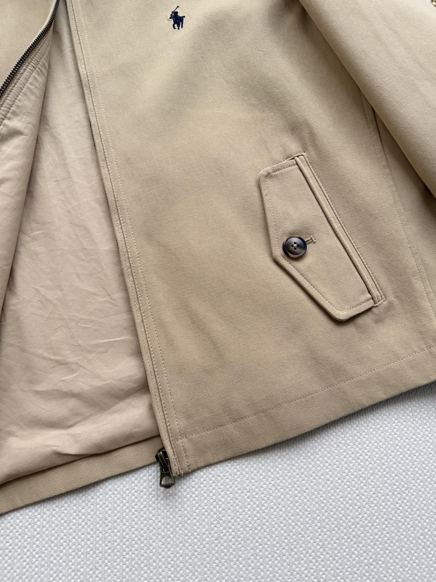 Ralph Lauren 的立领拉链短款夹克​​，属于 RL 经典的 Harrington 夹克版型。 棉质面料，质地挺