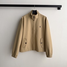 Ralph Lauren 的立领拉链短款夹克,属于 RL 经典的 Harrington 夹克版型。 棉质面料,质地挺 Ralph Lauren 的立领拉链短款夹克,属于 RL 经典的 Harrington 夹克版型。 棉质面料,质地挺