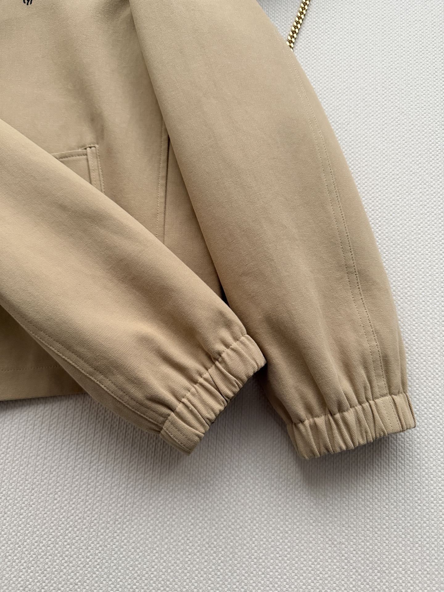 Ralph Lauren 的立领拉链短款夹克​​，属于 RL 经典的 Harrington 夹克版型。 棉质面料，质地挺