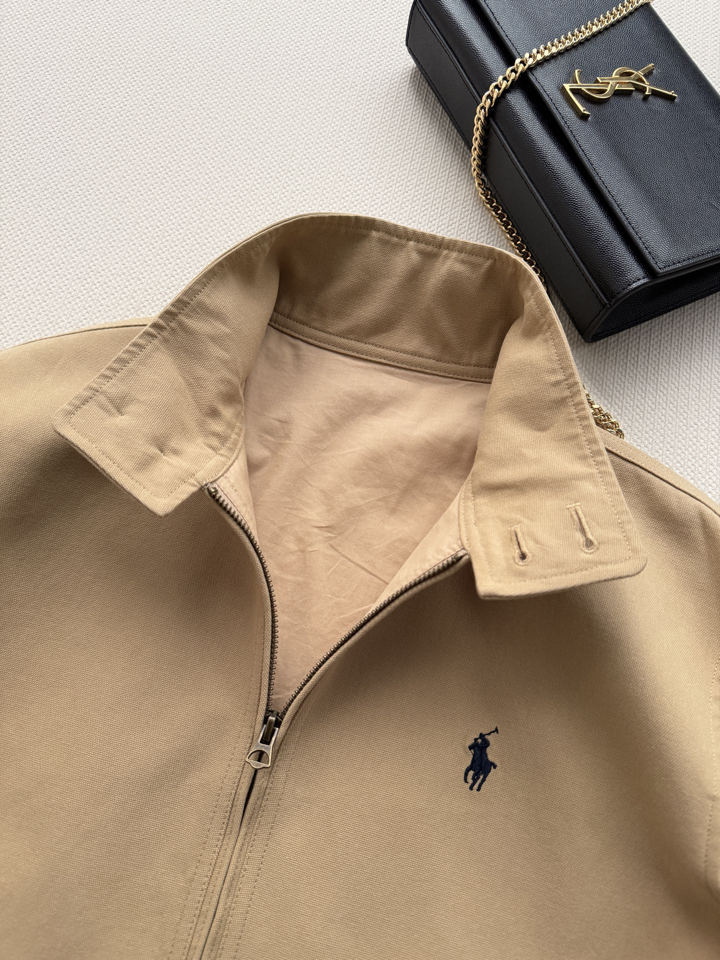 Ralph Lauren 的立领拉链短款夹克​​，属于 RL 经典的 Harrington 夹克版型。 棉质面料，质地挺