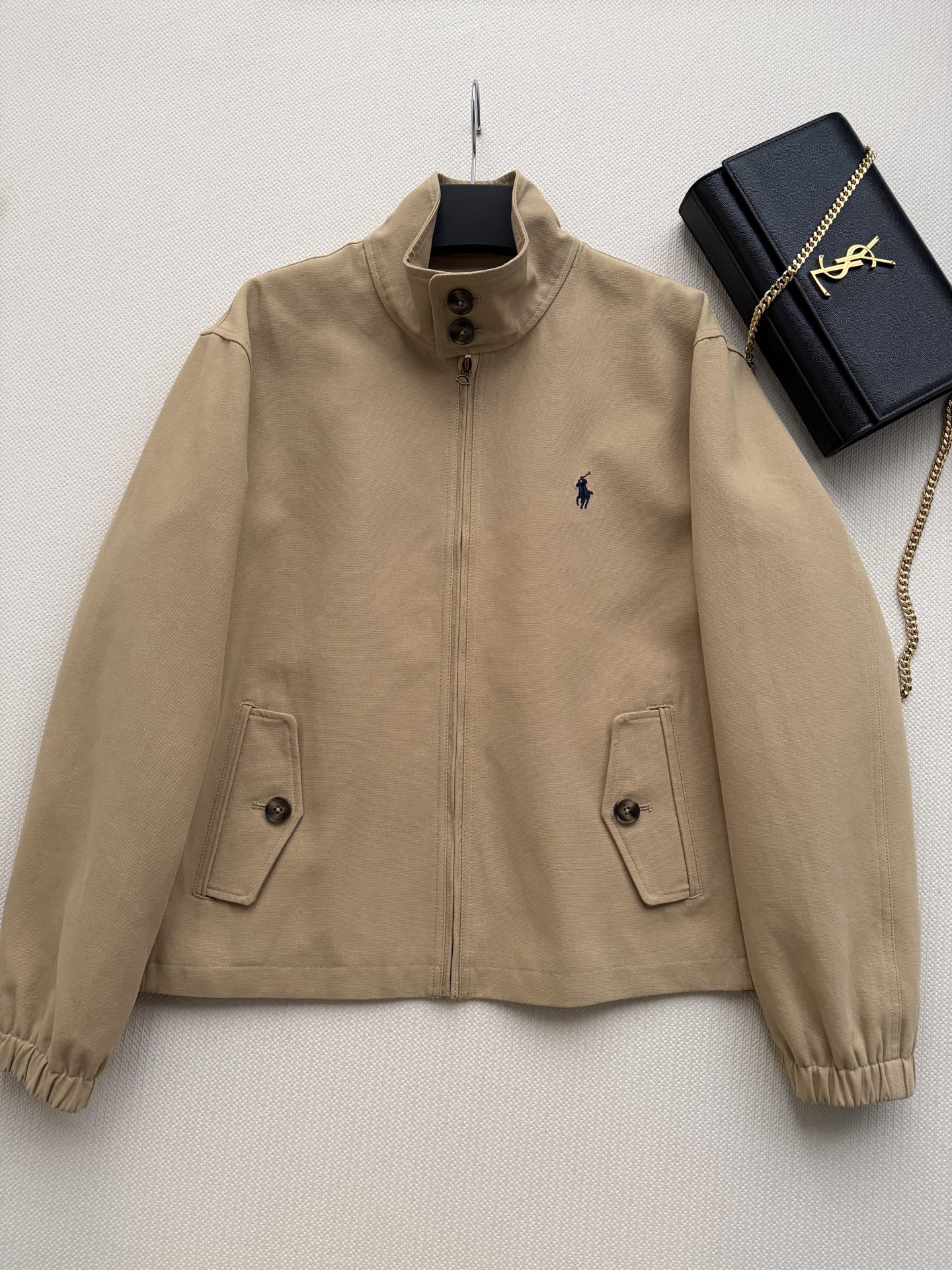 Ralph Lauren 的立领拉链短款夹克​​，属于 RL 经典的 Harrington 夹克版型。 棉质面料，质地挺