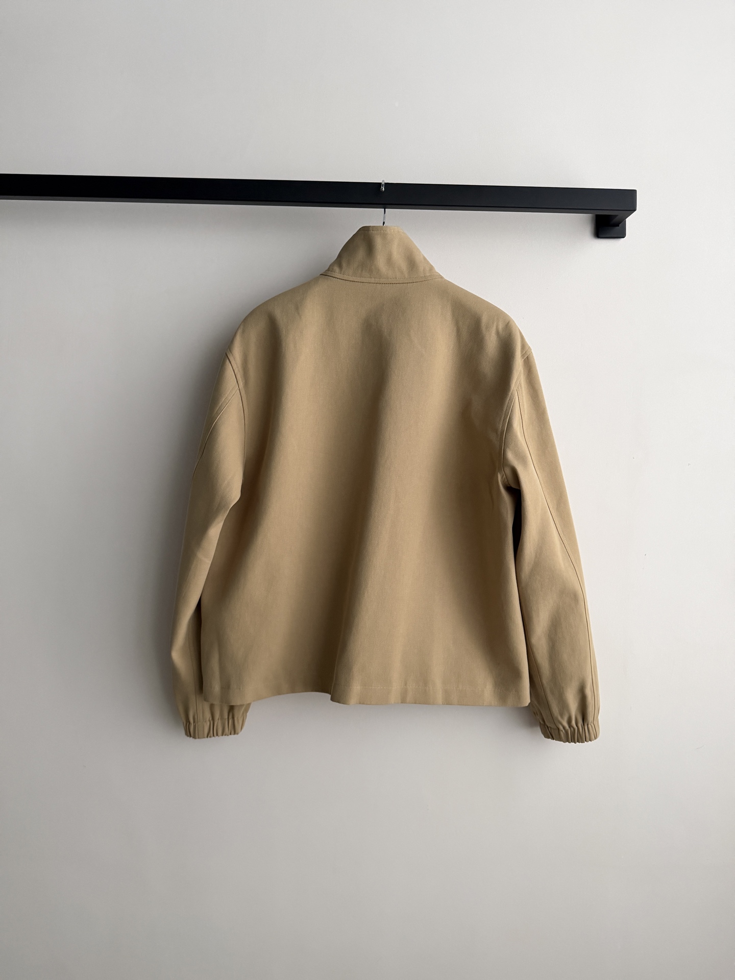 Ralph Lauren 的立领拉链短款夹克​​，属于 RL 经典的 Harrington 夹克版型。 棉质面料，质地挺