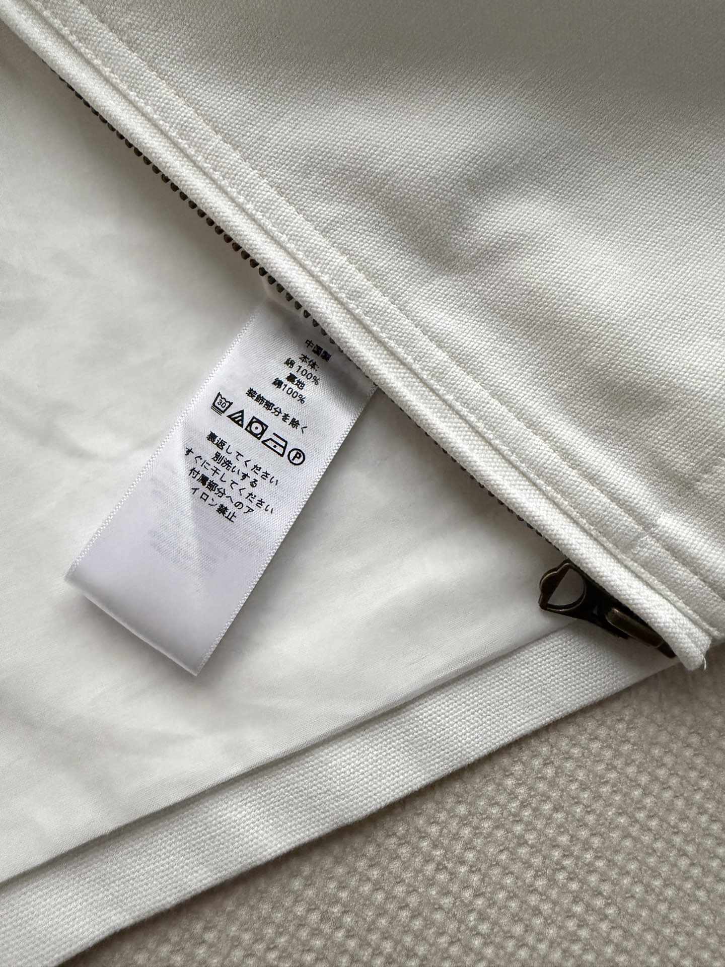 Ralph Lauren 的立领拉链短款夹克​​，属于 RL 经典的 Harrington 夹克版型。 棉质面料，质地挺