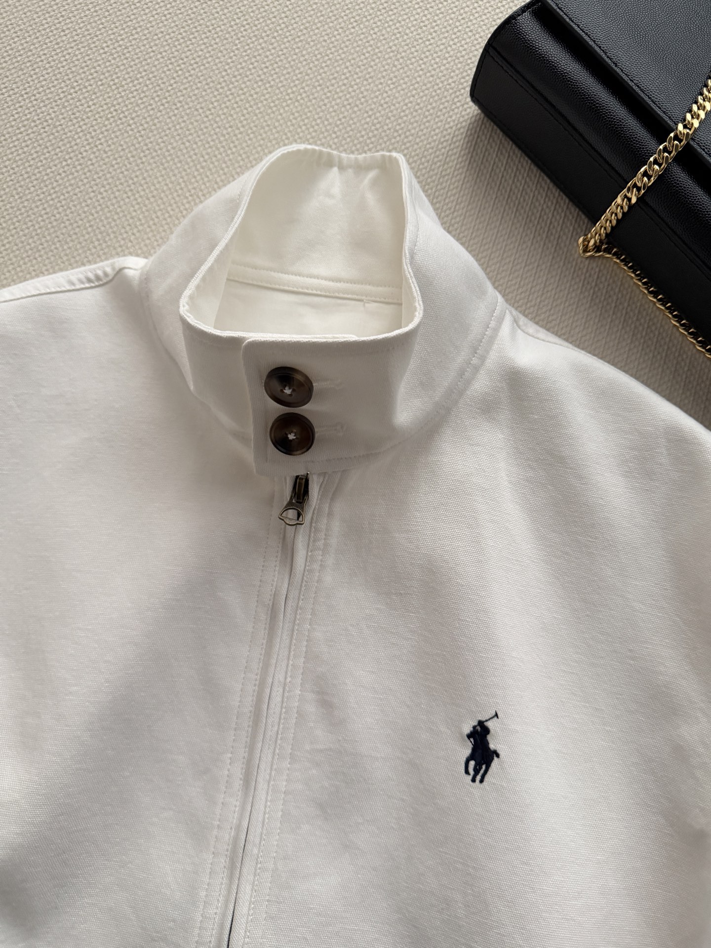 Ralph Lauren 的立领拉链短款夹克​​，属于 RL 经典的 Harrington 夹克版型。 棉质面料，质地挺