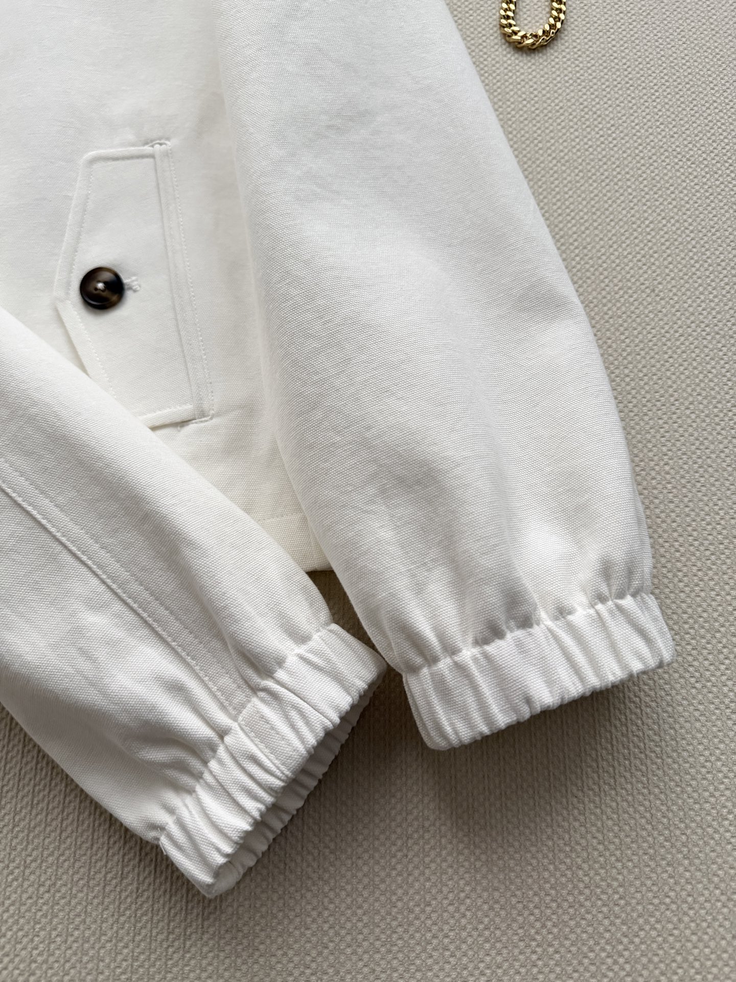 Ralph Lauren 的立领拉链短款夹克​​，属于 RL 经典的 Harrington 夹克版型。 棉质面料，质地挺