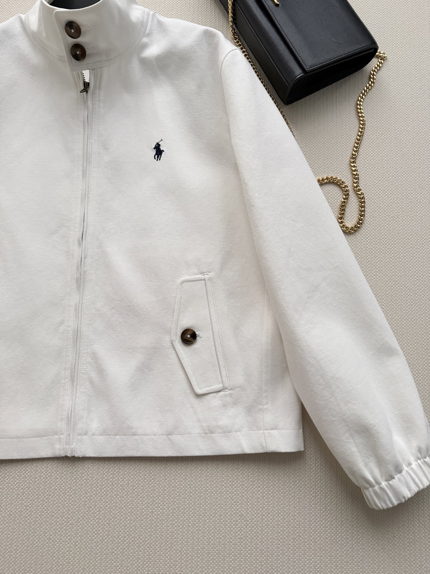 Ralph Lauren 的立领拉链短款夹克​​，属于 RL 经典的 Harrington 夹克版型。 棉质面料，质地挺