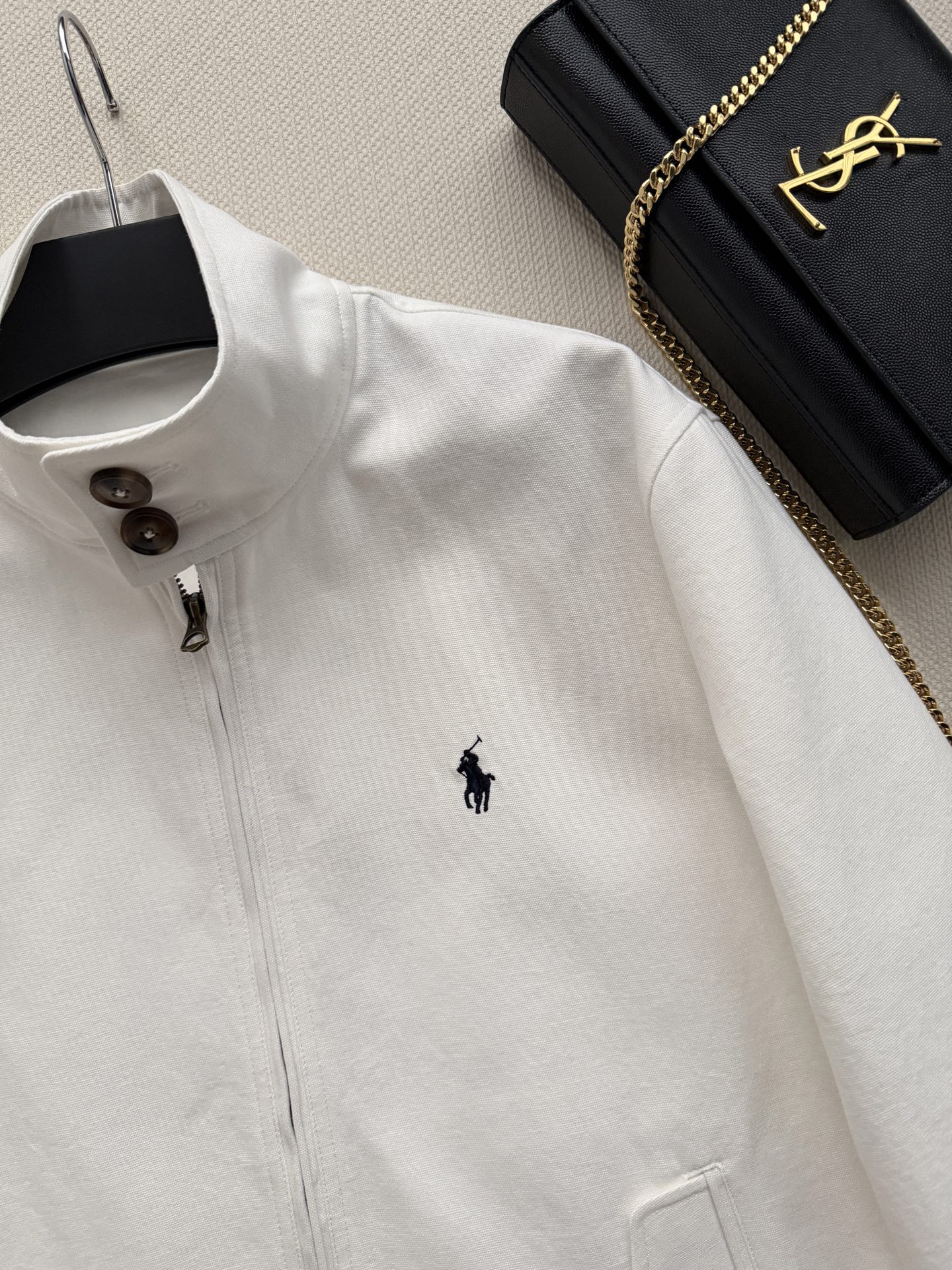 Ralph Lauren 的立领拉链短款夹克​​，属于 RL 经典的 Harrington 夹克版型。 棉质面料，质地挺