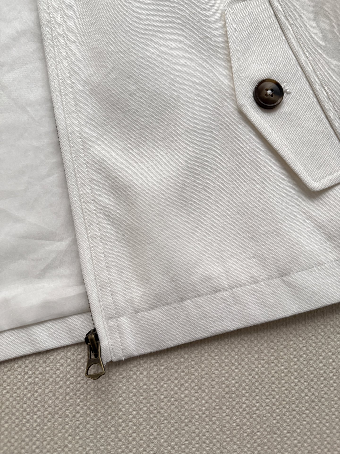 Ralph Lauren 的立领拉链短款夹克​​，属于 RL 经典的 Harrington 夹克版型。 棉质面料，质地挺
