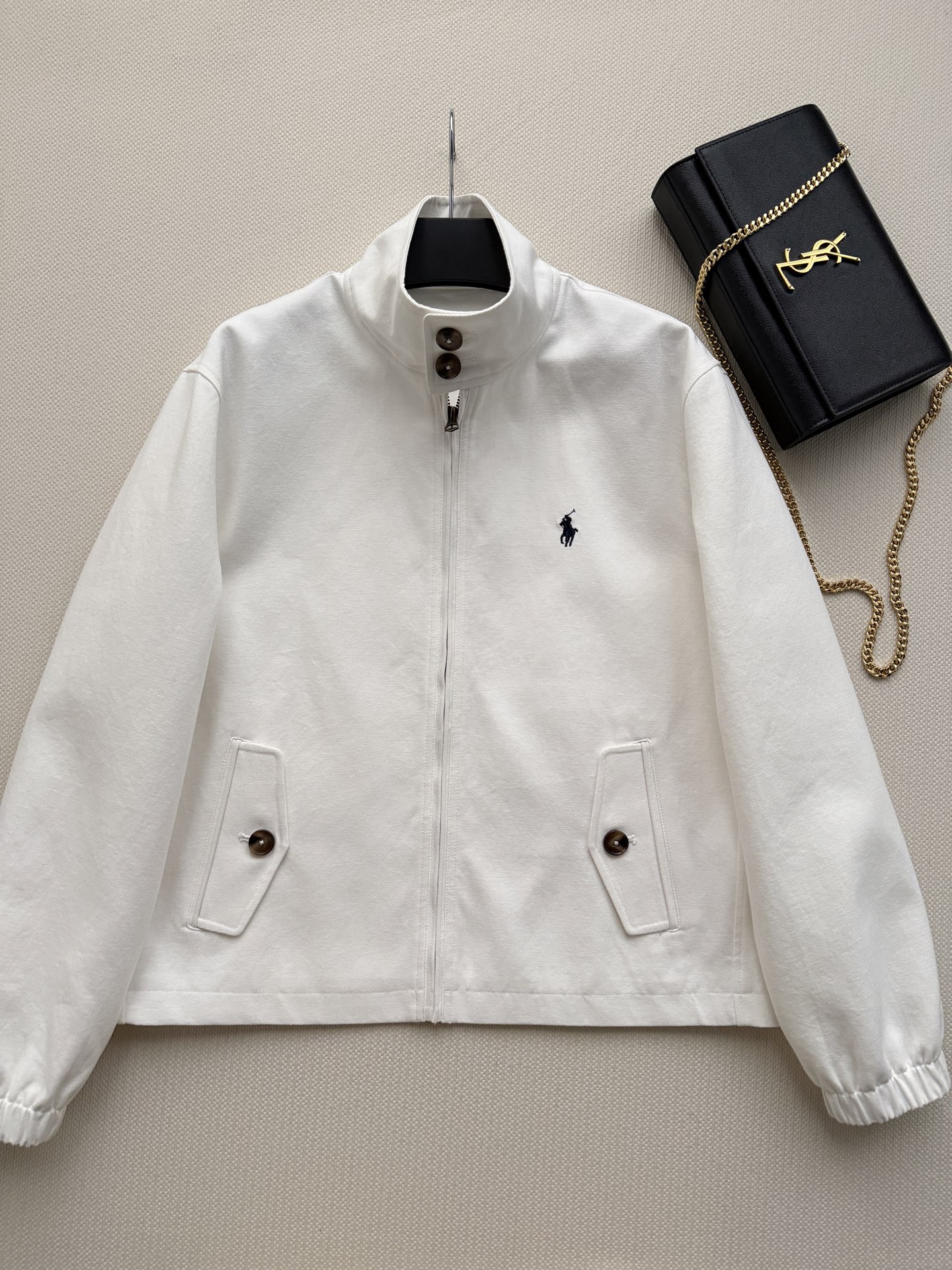 Ralph Lauren 的立领拉链短款夹克​​，属于 RL 经典的 Harrington 夹克版型。 棉质面料，质地挺