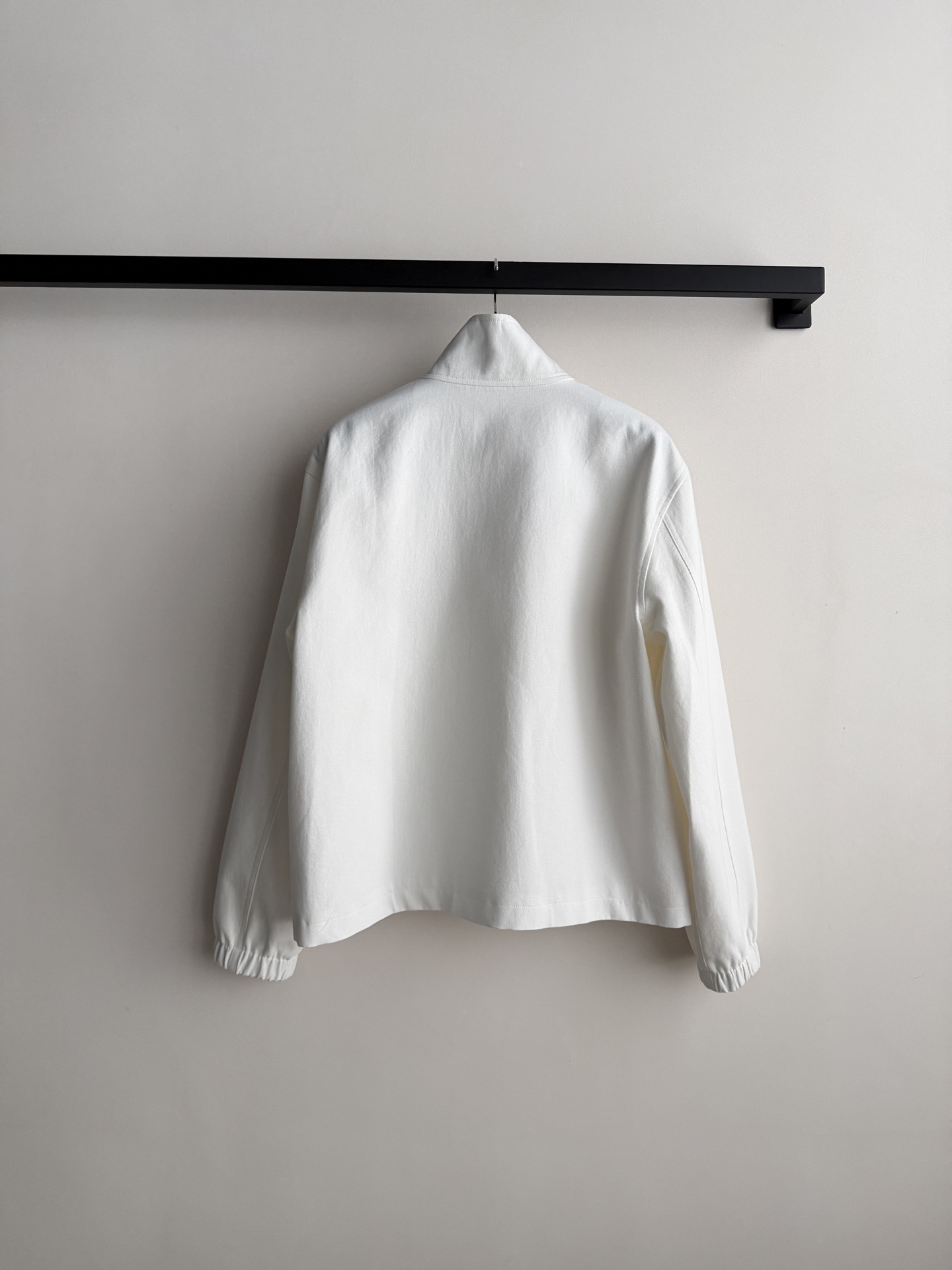 Ralph Lauren 的立领拉链短款夹克​​，属于 RL 经典的 Harrington 夹克版型。 棉质面料，质地挺