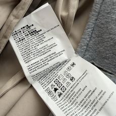 Miu Mi*🆕26新款可拆卸连帽风衣两件套,简直是把法式少女的浪漫与实用主义完美揉进了一件衣服里呀🐱✨!外层是一件经典 Miu Mi*🆕26新款可拆卸连帽风衣两件套,简直是把法式少女的浪漫与实用主义完美揉进了一件衣服里呀🐱✨!外层是一件经典
