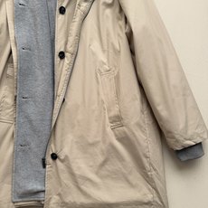 Miu Mi*🆕26新款可拆卸连帽风衣两件套,简直是把法式少女的浪漫与实用主义完美揉进了一件衣服里呀🐱✨!外层是一件经典 Miu Mi*🆕26新款可拆卸连帽风衣两件套,简直是把法式少女的浪漫与实用主义完美揉进了一件衣服里呀🐱✨!外层是一件经典