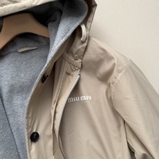 Miu Mi*🆕26新款可拆卸连帽风衣两件套,简直是把法式少女的浪漫与实用主义完美揉进了一件衣服里呀🐱✨!外层是一件经典 Miu Mi*🆕26新款可拆卸连帽风衣两件套,简直是把法式少女的浪漫与实用主义完美揉进了一件衣服里呀🐱✨!外层是一件经典