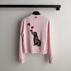 𝐓𝐡𝐨𝐦 𝐁𝐫𝐨𝐰𝐧*🆕26,可爱腊肠犬刺绣开衫🩷🎀🎀 浅粉撞白包边针织细节,清新减龄学院风!侧边纽扣设计超别致,学院感 𝐓𝐡𝐨𝐦 𝐁𝐫𝐨𝐰𝐧*🆕26,可爱腊肠犬刺绣开衫🩷🎀🎀 浅粉撞白包边针织细节,清新减龄学院风!侧边纽扣设计超别致,学院感