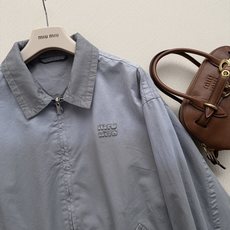 miumi*🆕雾霾蓝灰色翻领夹克,属于miu中性线的经典猎装风格。 雾霾渐变蓝灰色,棉质面料,质地挺括光滑。翻领设计 miumi*🆕雾霾蓝灰色翻领夹克,属于miu中性线的经典猎装风格。 雾霾渐变蓝灰色,棉质面料,质地挺括光滑。翻领设计