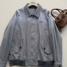 miumi*🆕雾霾蓝灰色翻领夹克,属于miu中性线的经典猎装风格。 雾霾渐变蓝灰色,棉质面料,质地挺括光滑。翻领设计 miumi*🆕雾霾蓝灰色翻领夹克,属于miu中性线的经典猎装风格。 雾霾渐变蓝灰色,棉质面料,质地挺括光滑。翻领设计