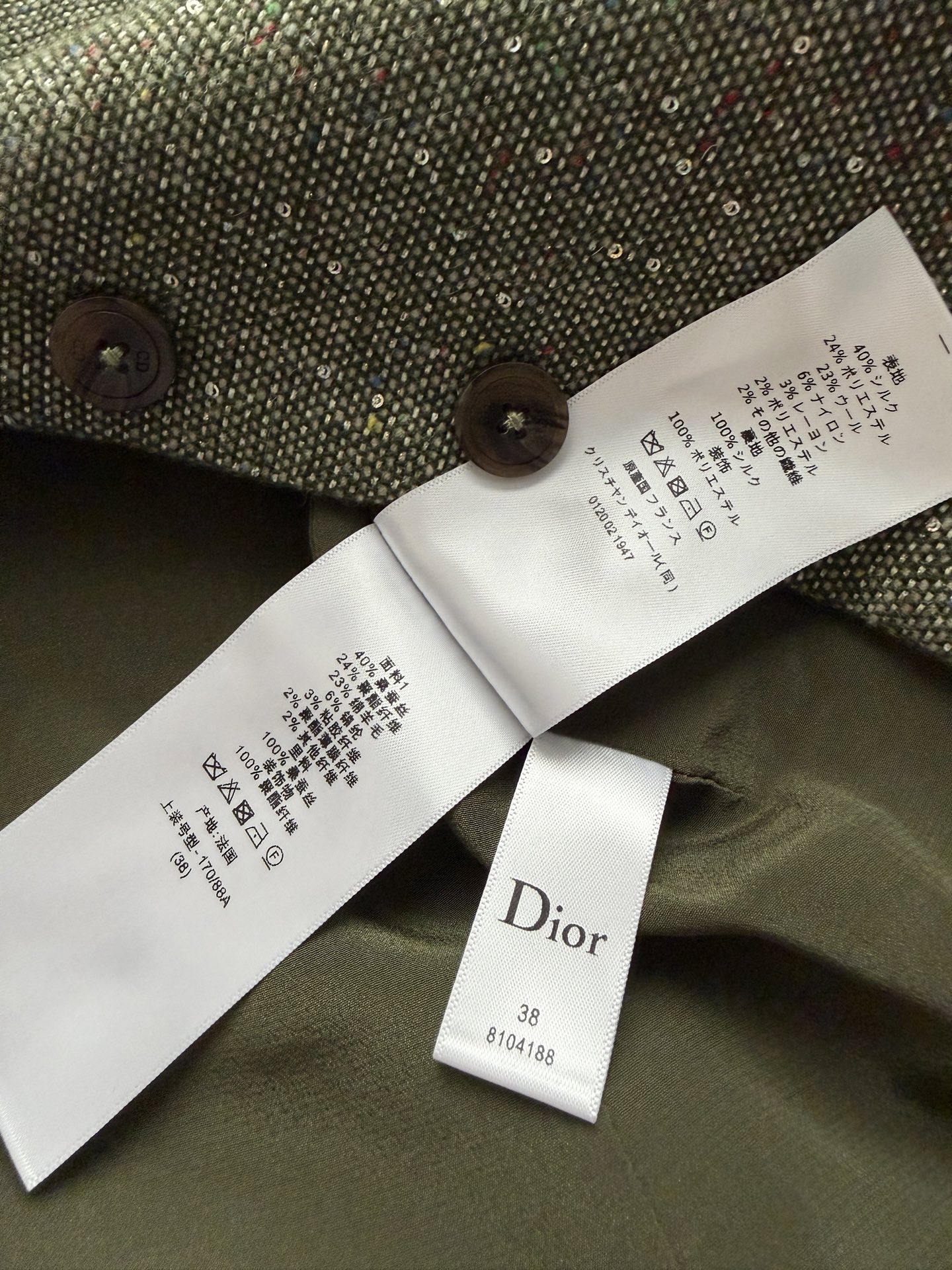 Dio*🆕的灰绿色粗花呢西装外套​​。 灰绿色（橄榄灰/苔藓绿）粗花呢面料，编织肌理粗犷有质感，带有细微的杂色纱线混纺效