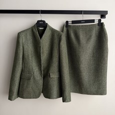 Dio*🆕那件西装外套完全一样的灰绿色粗花呢面料——橄榄灰/苔藓绿底色,粗犷的编织肌理,带有细微的杂色纱线混纺效果。V Dio*🆕那件西装外套完全一样的灰绿色粗花呢面料——橄榄灰/苔藓绿底色,粗犷的编织肌理,带有细微的杂色纱线混纺效果。V