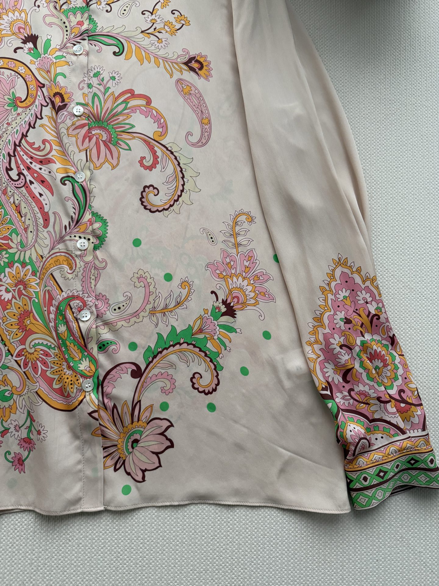 ETRO🆕新款真丝衬衣，花卉印花，配色丰富——粉色、绿色、金色、橙色交织在一起，非常华丽。翻领长袖设计，前襟有纽扣开合。