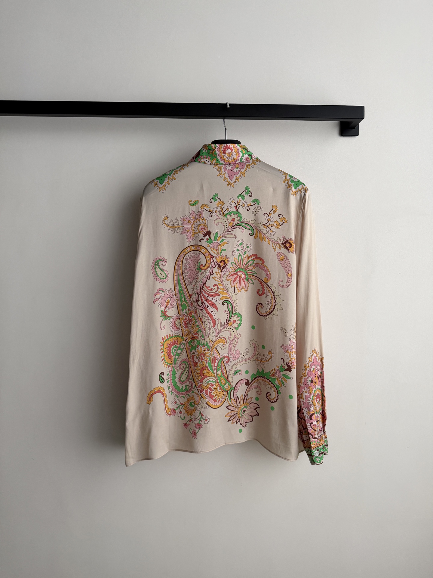 ETRO🆕新款真丝衬衣，花卉印花，配色丰富——粉色、绿色、金色、橙色交织在一起，非常华丽。翻领长袖设计，前襟有纽扣开合。