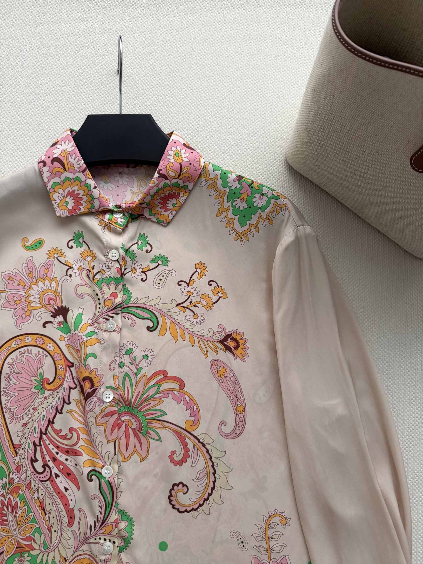 ETRO🆕新款真丝衬衣，花卉印花，配色丰富——粉色、绿色、金色、橙色交织在一起，非常华丽。翻领长袖设计，前襟有纽扣开合。