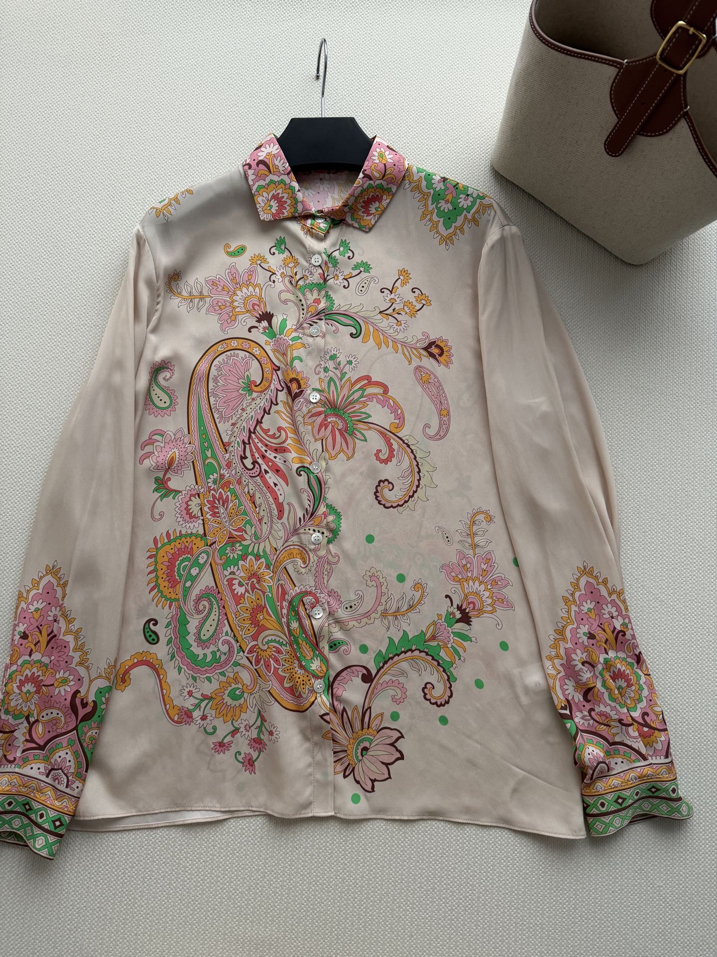 ETRO🆕新款真丝衬衣，花卉印花，配色丰富——粉色、绿色、金色、橙色交织在一起，非常华丽。翻领长袖设计，前襟有纽扣开合。