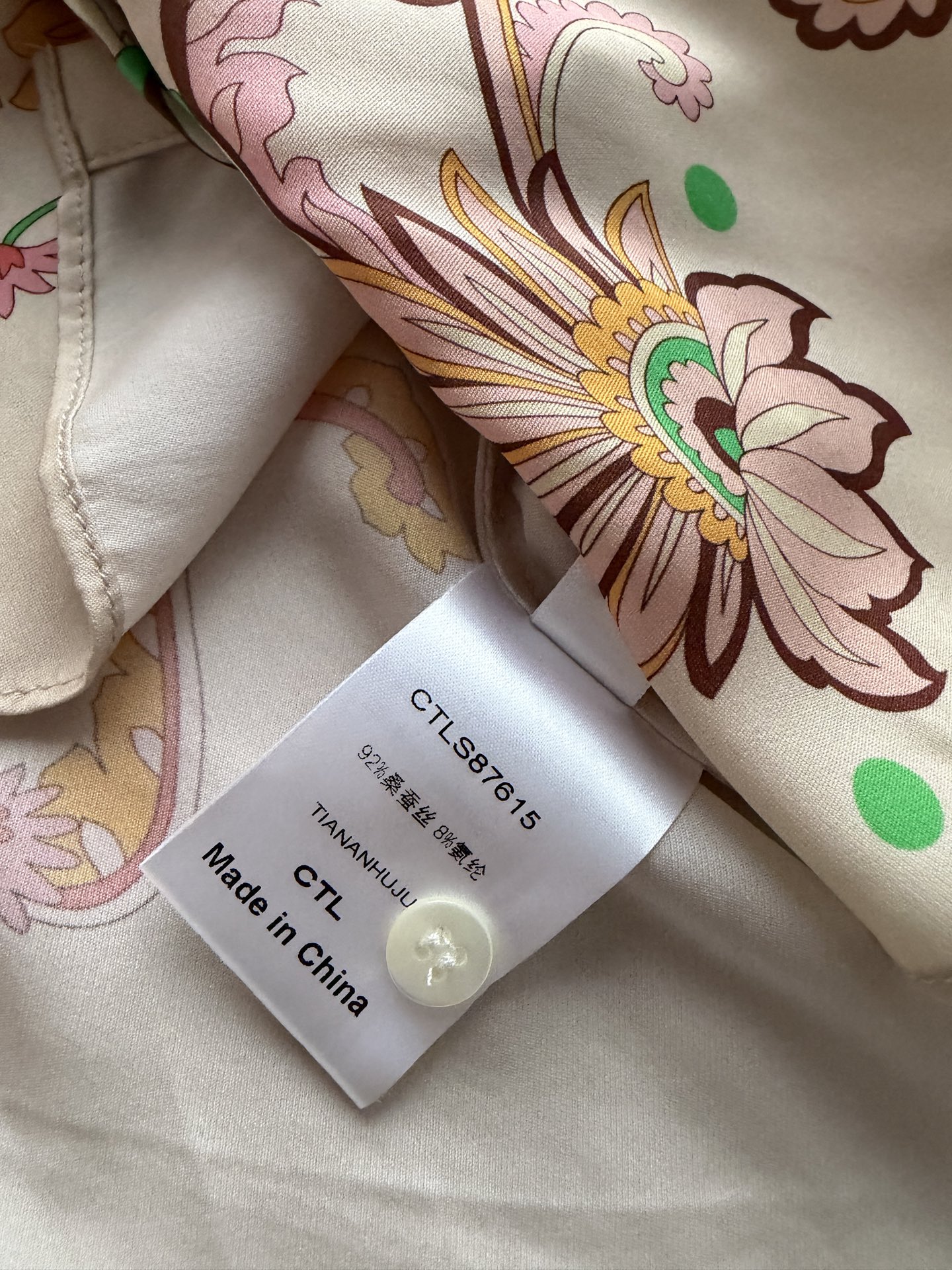 ETRO🆕新款真丝衬衣，花卉印花，配色丰富——粉色、绿色、金色、橙色交织在一起，非常华丽。翻领长袖设计，前襟有纽扣开合。
