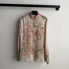 ETRO🆕新款真丝衬衣,花卉印花,配色丰富——粉色、绿色、金色、橙色交织在一起,非常华丽。翻领长袖设计,前襟有纽扣开合。 ETRO🆕新款真丝衬衣,花卉印花,配色丰富——粉色、绿色、金色、橙色交织在一起,非常华丽。翻领长袖设计,前襟有纽扣开合。