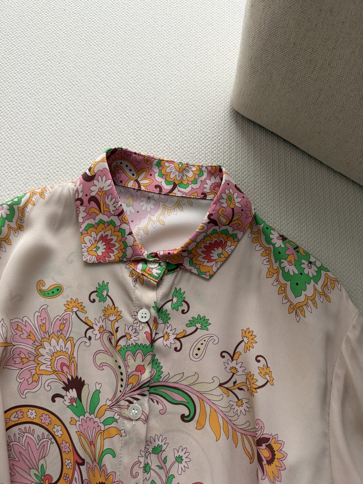 ETRO🆕新款真丝衬衣，花卉印花，配色丰富——粉色、绿色、金色、橙色交织在一起，非常华丽。翻领长袖设计，前襟有纽扣开合。
