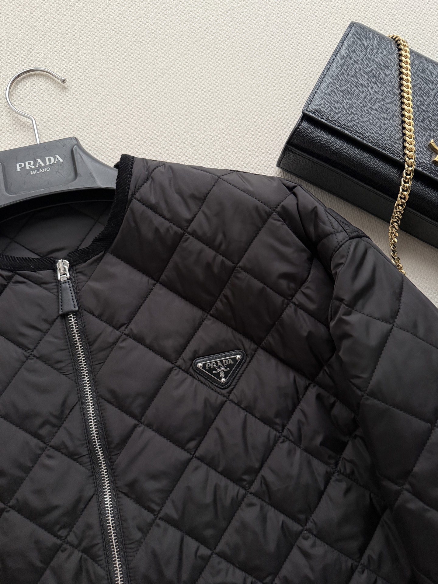 Prad*🆕实用外套以精致细节与现代比例重新演绎，选用Prad*系列标志性的再生尼龙织物（Re-Nylon）打造。这款绗