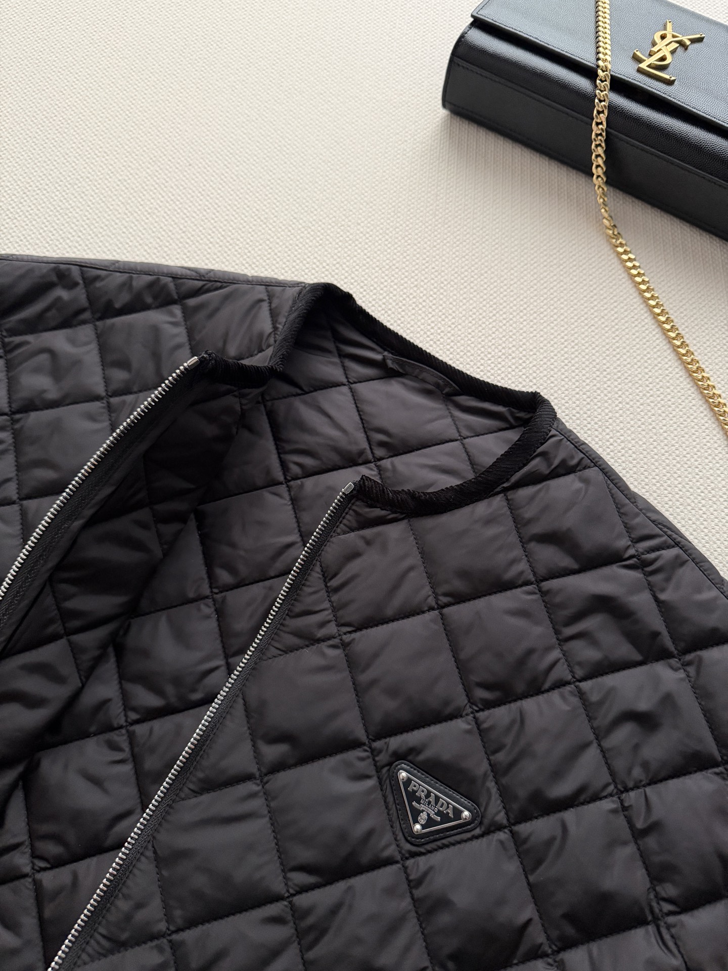 Prad*🆕实用外套以精致细节与现代比例重新演绎，选用Prad*系列标志性的再生尼龙织物（Re-Nylon）打造。这款绗