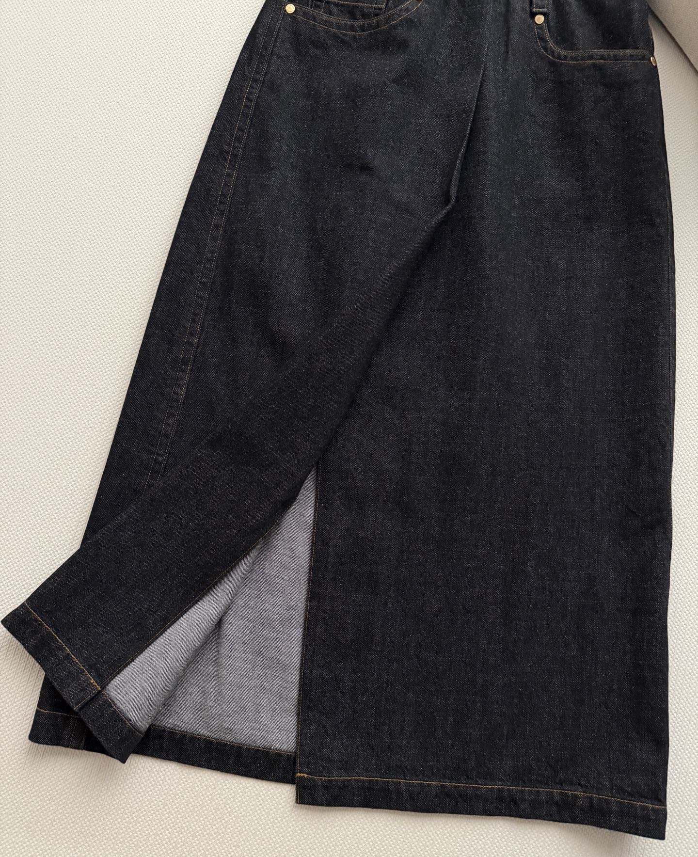 Brunello Cucinelli 🆕这款五口袋半身裙以精致简约演绎丹宁世界的美学密码。五袋款型与裹身式结构相得益彰，