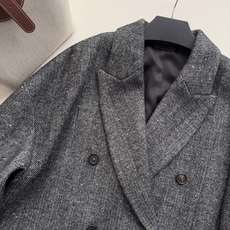 Brunello Cucinelli 🆕 珍贵材质与裁缝细节,定义这款初剪羊毛与羊驼毛混纺璀璨人字纹外套大衣的风格。灵感 Brunello Cucinelli 🆕 珍贵材质与裁缝细节,定义这款初剪羊毛与羊驼毛混纺璀璨人字纹外套大衣的风格。灵感