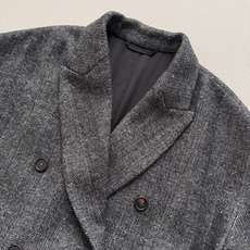 Brunello Cucinelli 🆕 珍贵材质与裁缝细节,定义这款初剪羊毛与羊驼毛混纺璀璨人字纹外套大衣的风格。灵感 Brunello Cucinelli 🆕 珍贵材质与裁缝细节,定义这款初剪羊毛与羊驼毛混纺璀璨人字纹外套大衣的风格。灵感