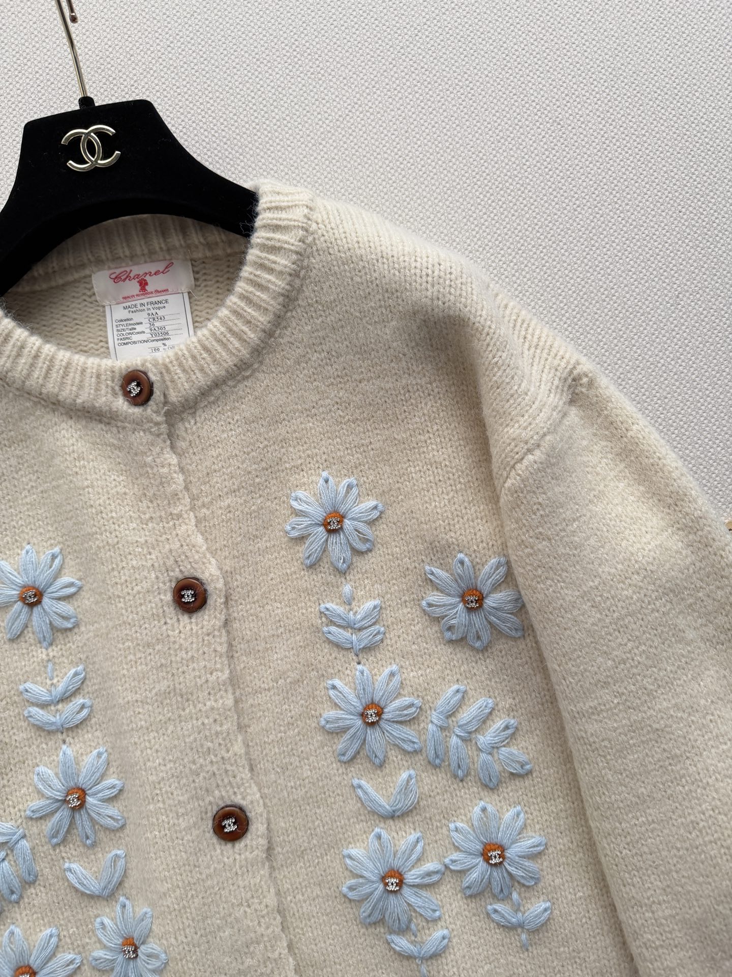 Chane*🆕新款，中古系列毛衣开衫，蓝色刺绣花朵ＳＭＬ.