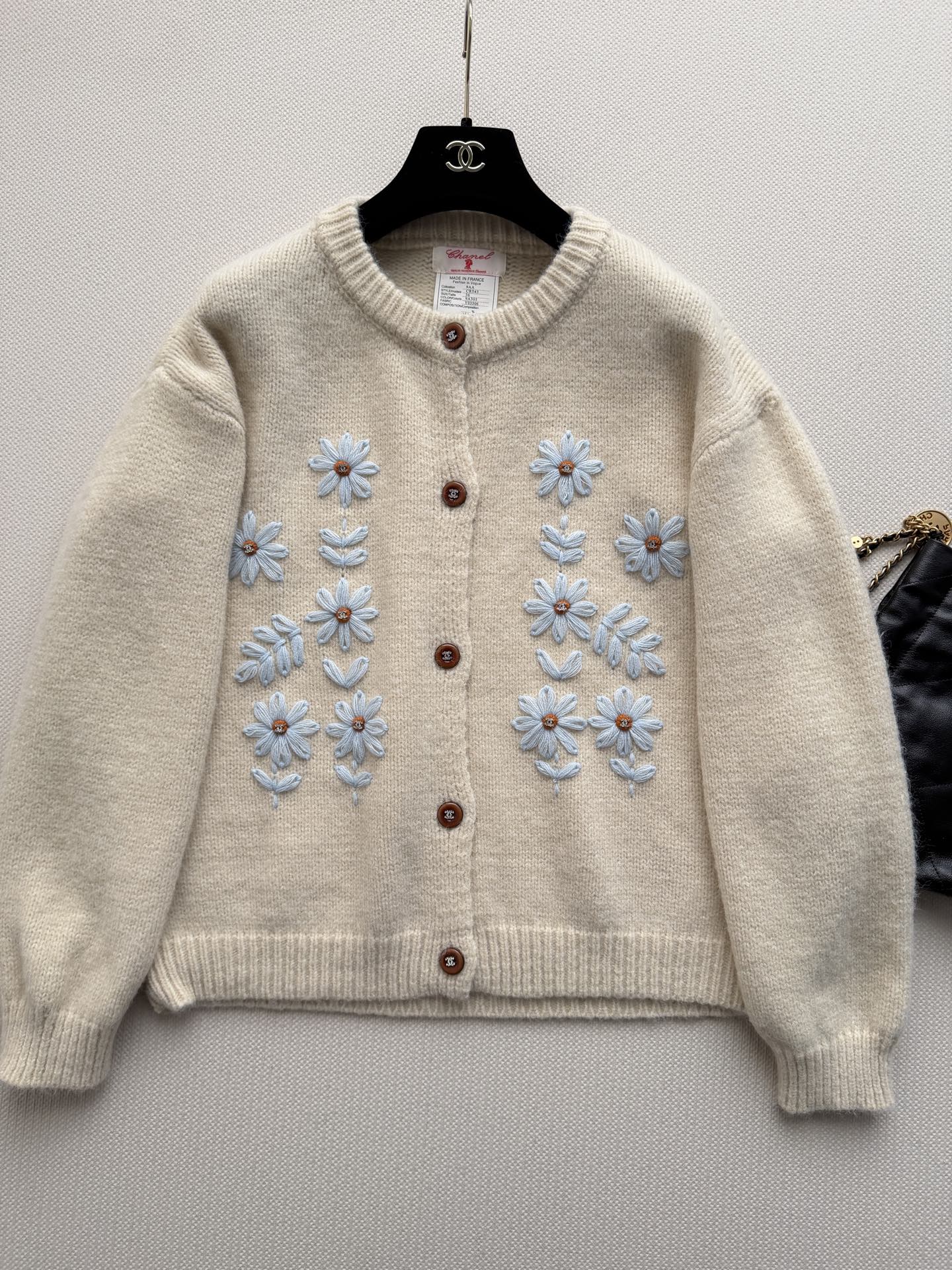 Chane*🆕新款，中古系列毛衣开衫，蓝色刺绣花朵ＳＭＬ.