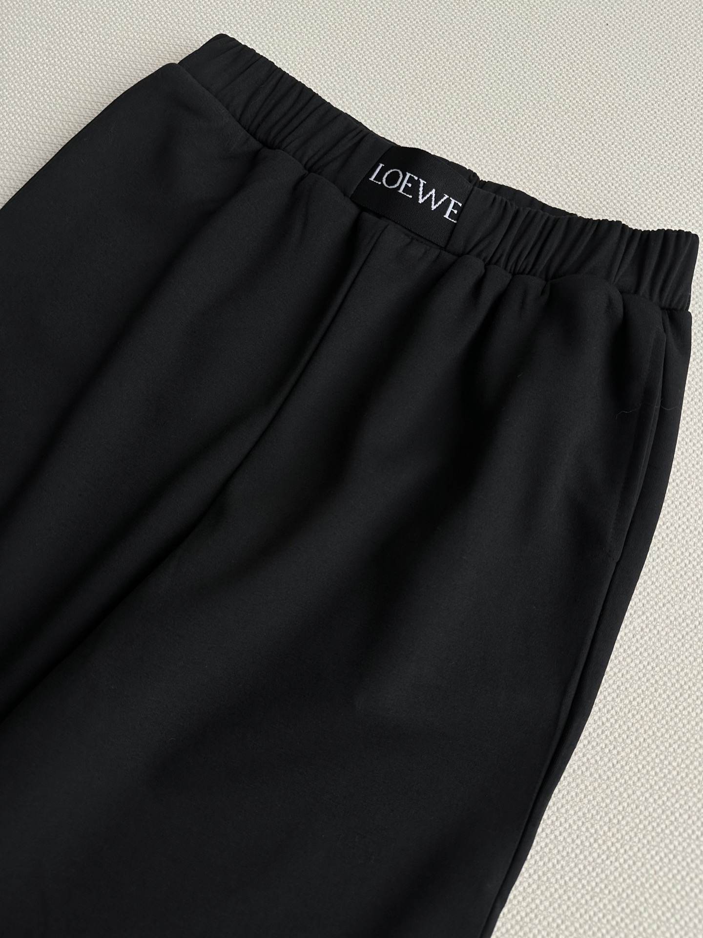 Loew*🆕新款，松紧织带阔腿休闲长裤，简直是时尚与舒适的完美结合！ 多纤维混纺面料，摸起来细腻到不行，还有种独特的肌理