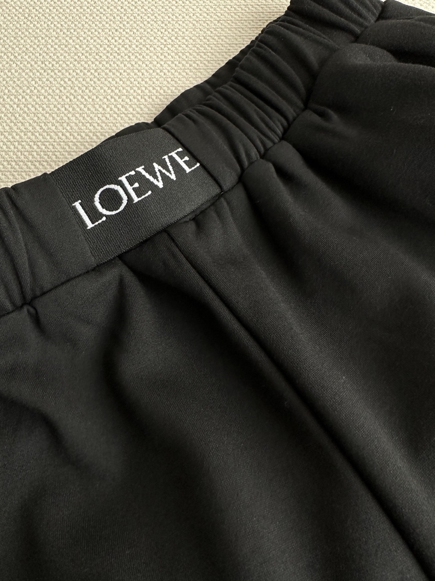 Loew*🆕新款，松紧织带阔腿休闲长裤，简直是时尚与舒适的完美结合！ 多纤维混纺面料，摸起来细腻到不行，还有种独特的肌理