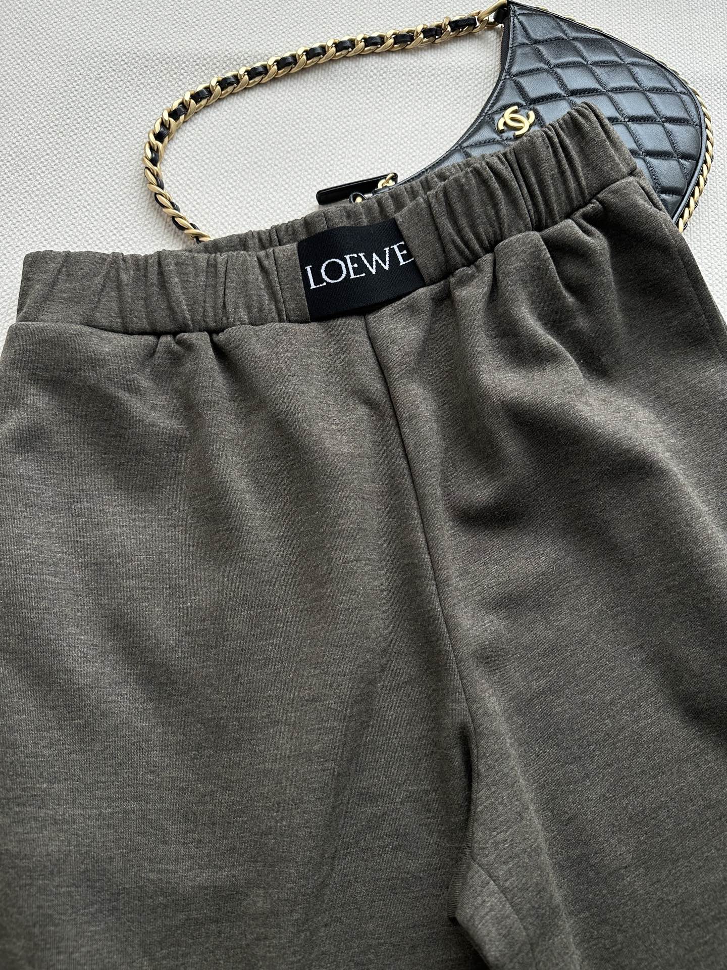 Loew*🆕新款，松紧织带阔腿休闲长裤，简直是时尚与舒适的完美结合！ 多纤维混纺面料，摸起来细腻到不行，还有种独特的肌理
