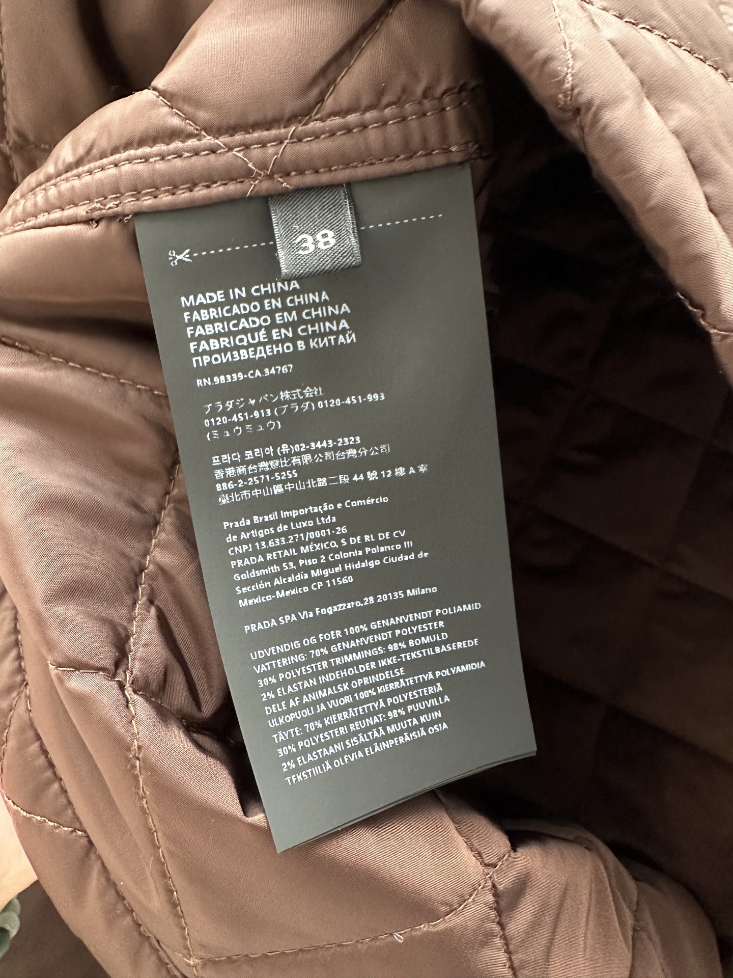 𝗣𝗿𝗮𝗱*🆕26new🪄 深棕菱格长款棉夹克 巧克力棕自带秋冬滤镜，灯芯绒翻领细节狠狠加分！全身菱格衍缝夹棉，轻量填充完