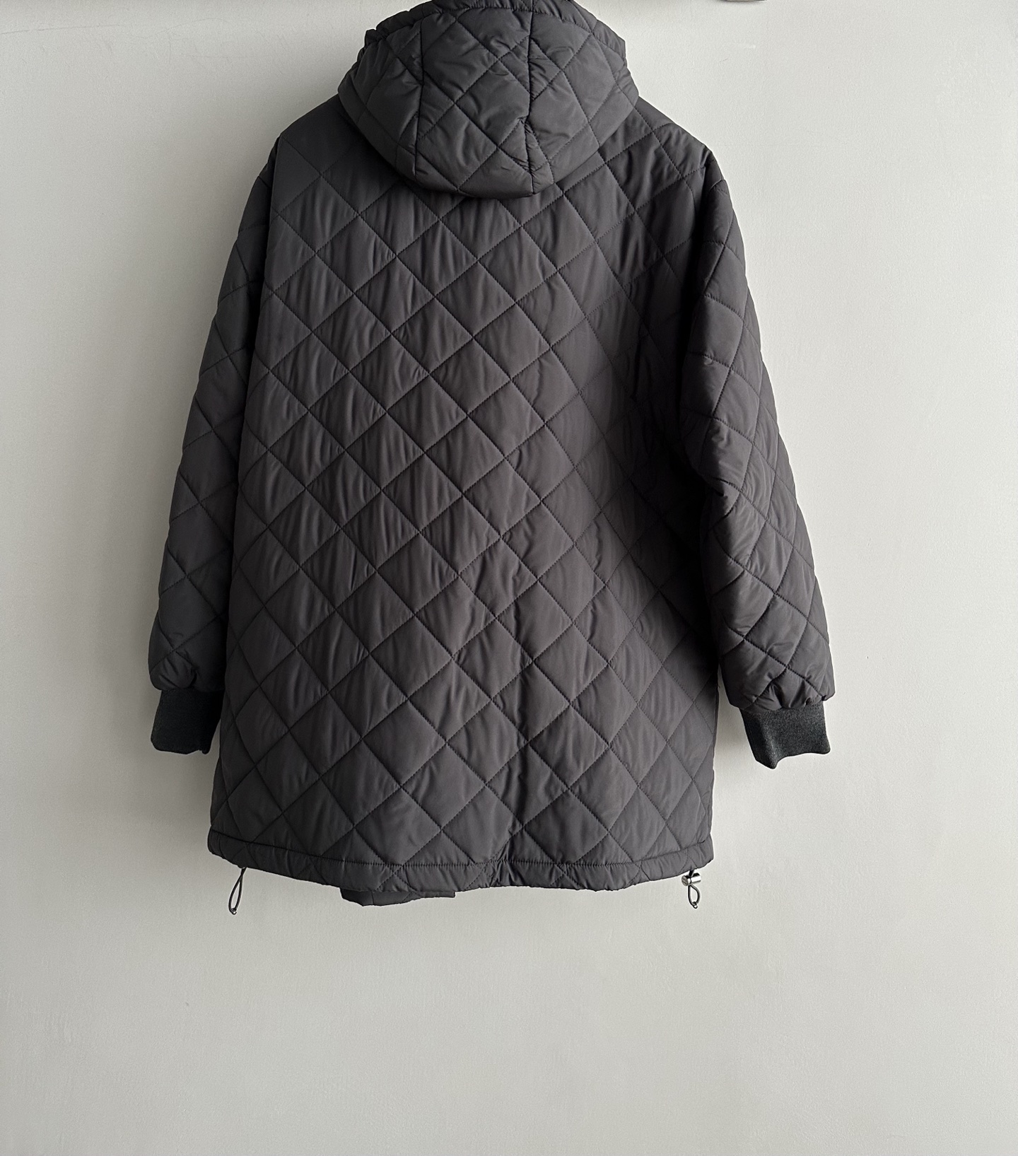 miumi*🆕全身有菱格绗缝压线纹理。连帽设计，白色粗抽绳是整件衣服最跳的视觉亮点。前襟有按扣和拉链两种开合方式。两侧有