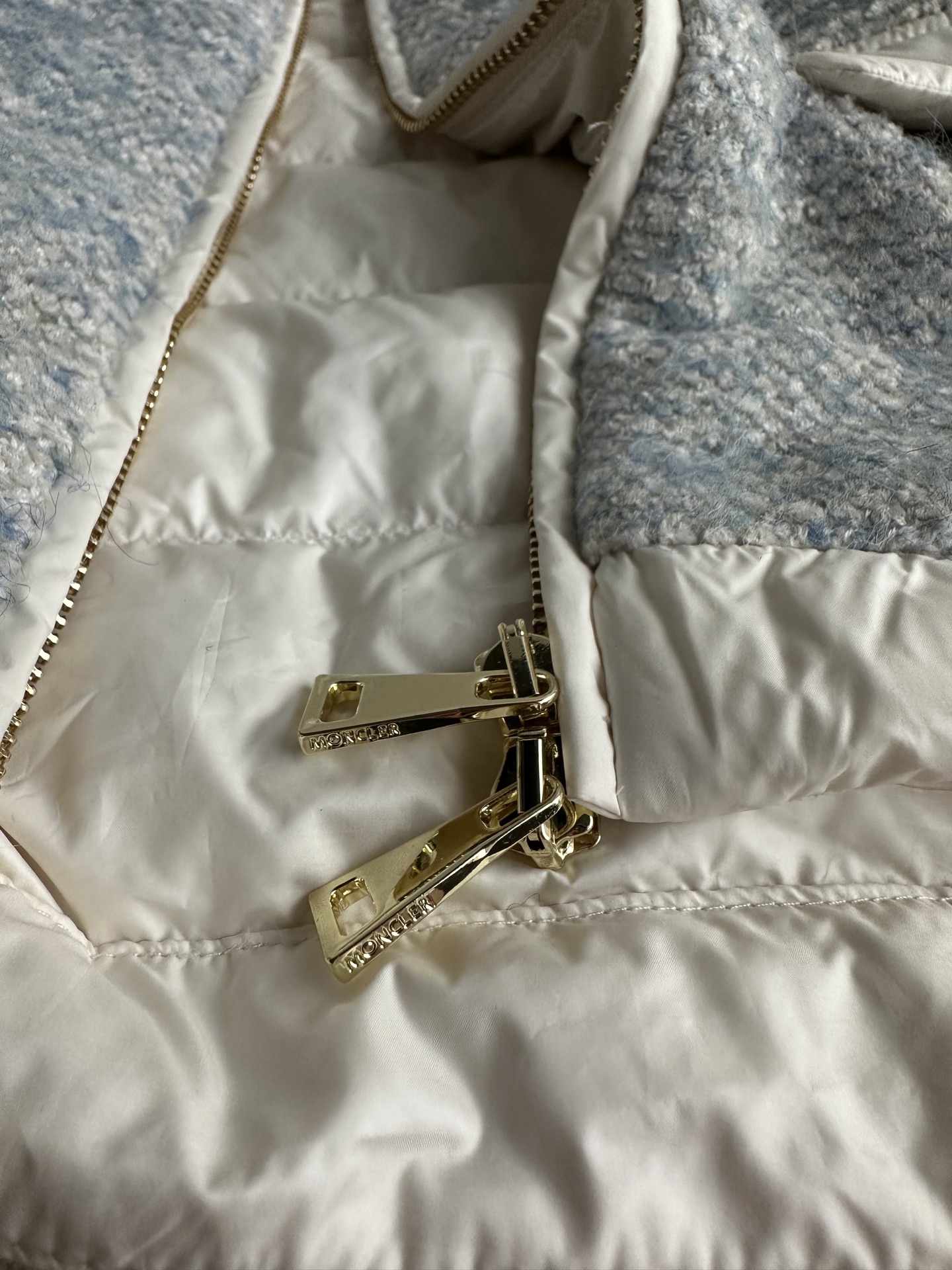Moncle*🆕小香风拼接羽绒服，前襟全拉链开合，金色金属拉链。最特别的是两个袋——和衣身形成撞色对比，是整件衣服的视觉