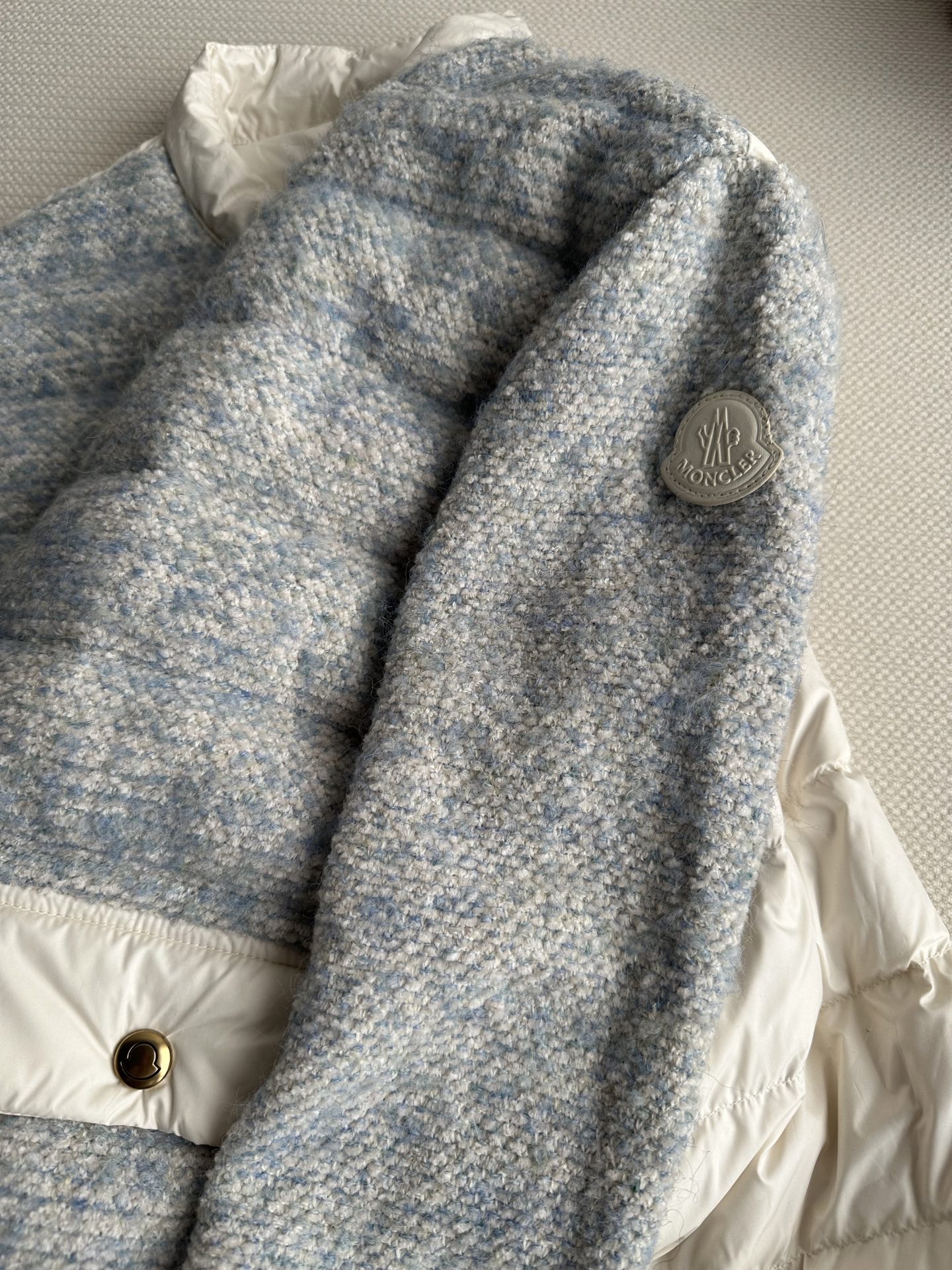 Moncle*🆕小香风拼接羽绒服，前襟全拉链开合，金色金属拉链。最特别的是两个袋——和衣身形成撞色对比，是整件衣服的视觉