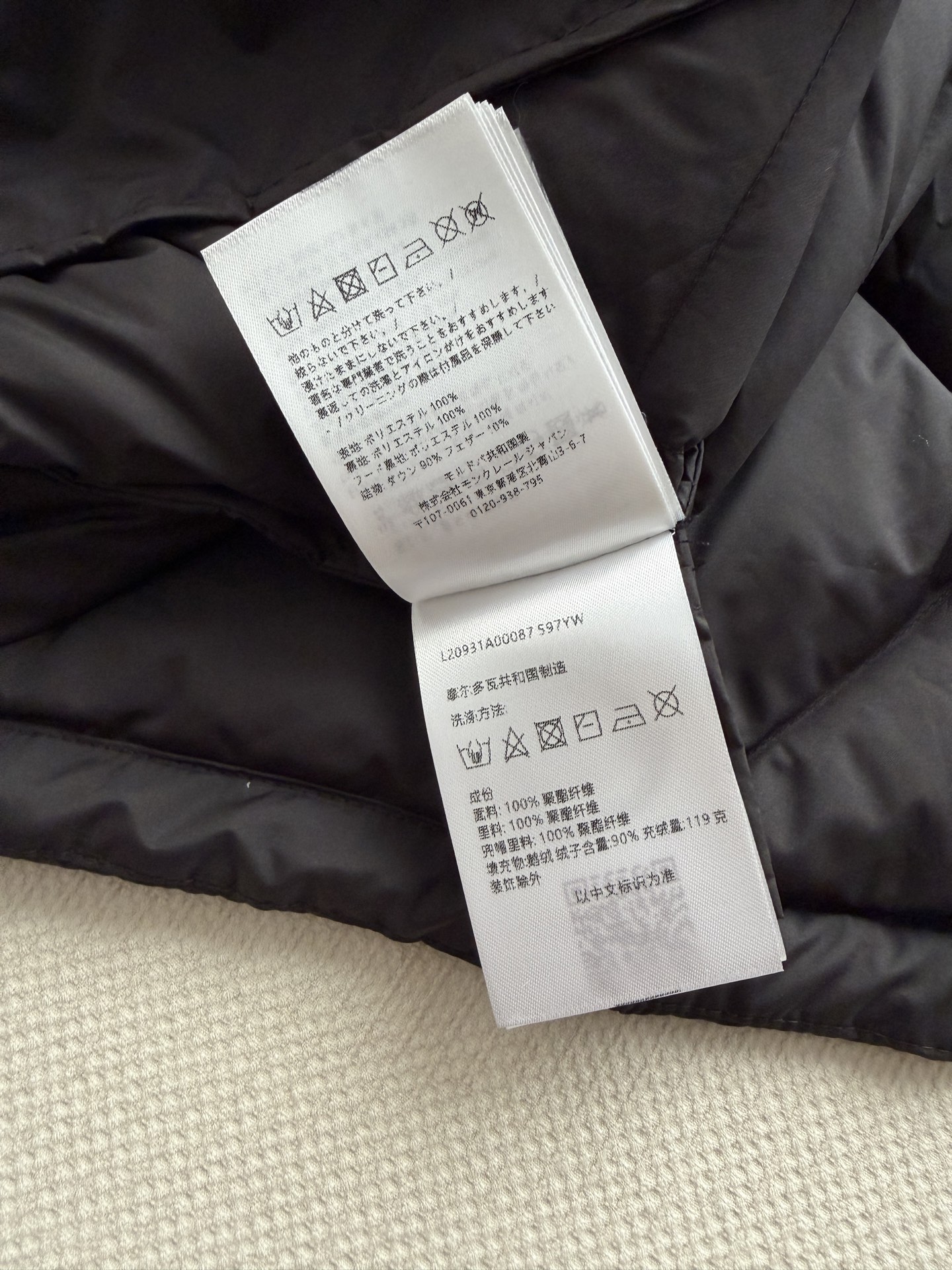 Moncle*🆕全身有大面积的菱形绗缝压线纹理，蓬松饱满。连帽设计，前襟有拉链+按扣双重开合。左臂有 Moncle*的经