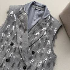 Brunello Cucinelli 精致珍贵的美学,丰盈这款初剪羊毛羊绒混纺斜纹法兰绒马甲的风格。宽大的剑领与双排扣闭 Brunello Cucinelli 精致珍贵的美学,丰盈这款初剪羊毛羊绒混纺斜纹法兰绒马甲的风格。宽大的剑领与双排扣闭